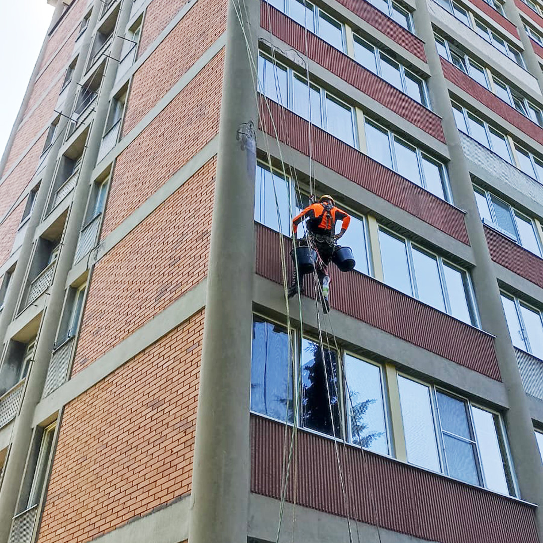 Výškové práce na panelovém domě